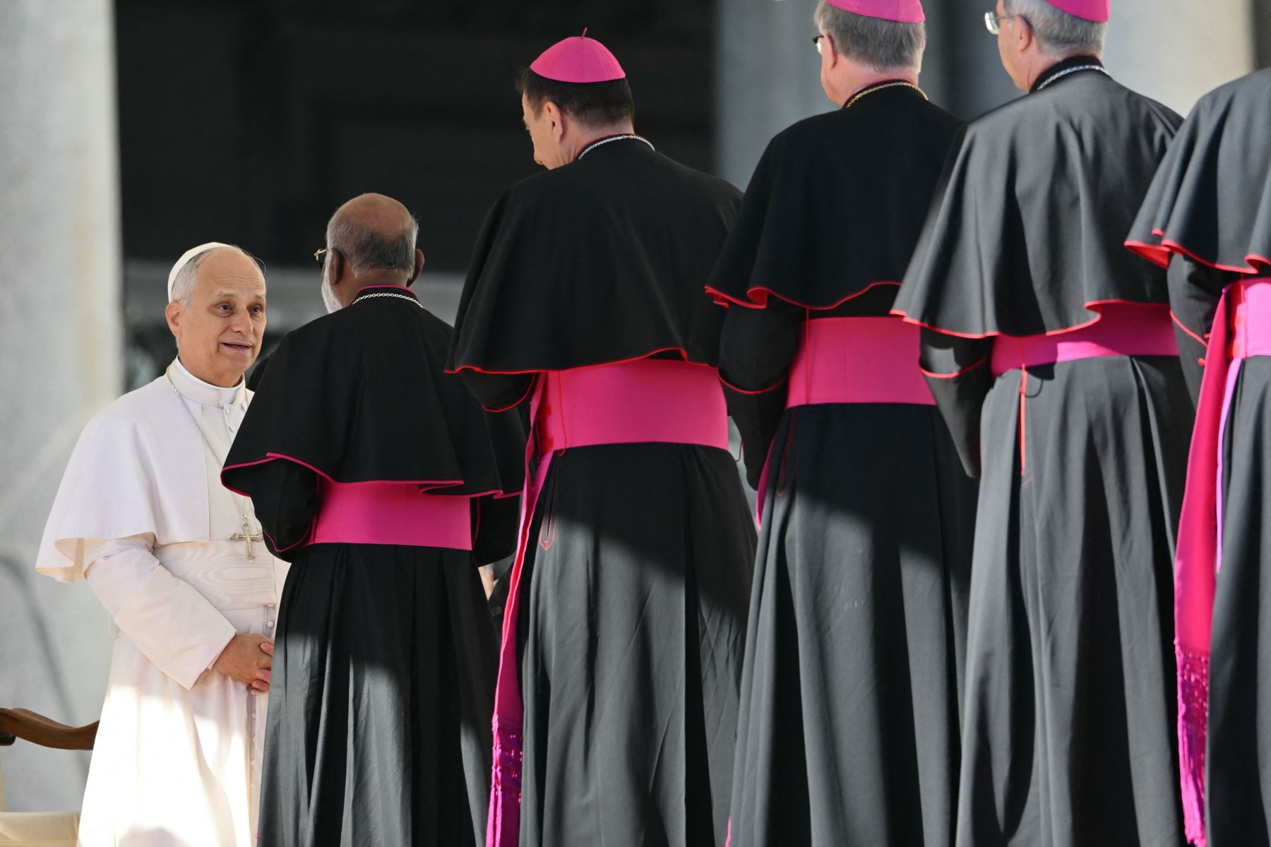 El papa León XIV es recibido por clérigos a su llegada a la plaza de San Pedro en el Vaticano para su audiencia general semanal el 12 de noviembre de 2025. Foto: AFP