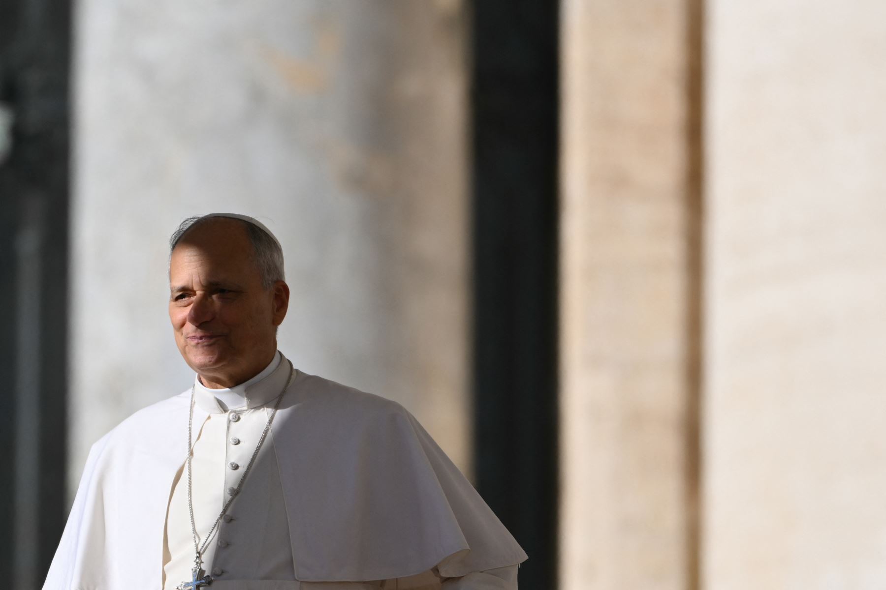 El papa León XIV es recibido por clérigos a su llegada a la plaza de San Pedro en el Vaticano para su audiencia general semanal el 12 de noviembre de 2025. Foto: AFP