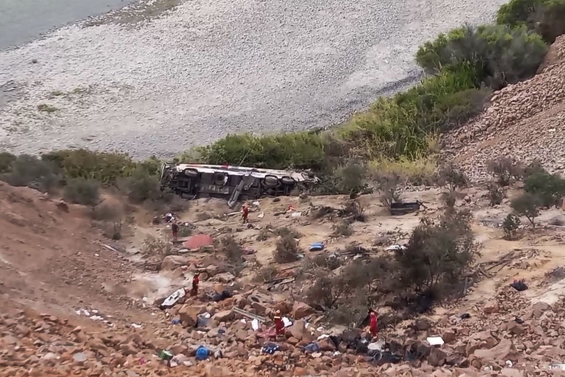 Un bus interprovincial con más de 40 pasajeros protagonizó un grave accidente en la madrugada de hoy miércoles 12 de noviembre en la región Arequipa. El vehículo, que transportaba más de 40 pasajeros, cayó a un abismo de más de 200 metros a la altura del kilómetro 781 de la carretera Panamericana Sur, en el distrito de Ocoña, provincia de Camaná. Foto: Facebook