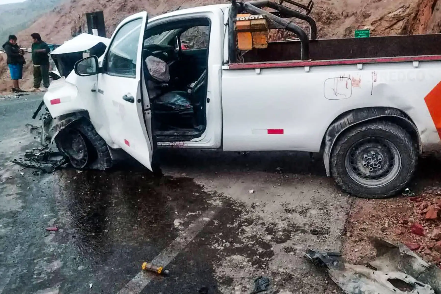 Un bus interprovincial con más de 40 pasajeros protagonizó un grave accidente en la madrugada de hoy miércoles 12 de noviembre en la región Arequipa. El vehículo, que transportaba más de 40 pasajeros, cayó a un abismo de más de 200 metros a la altura del kilómetro 781 de la carretera Panamericana Sur, en el distrito de Ocoña, provincia de Camaná. Foto: Facebook