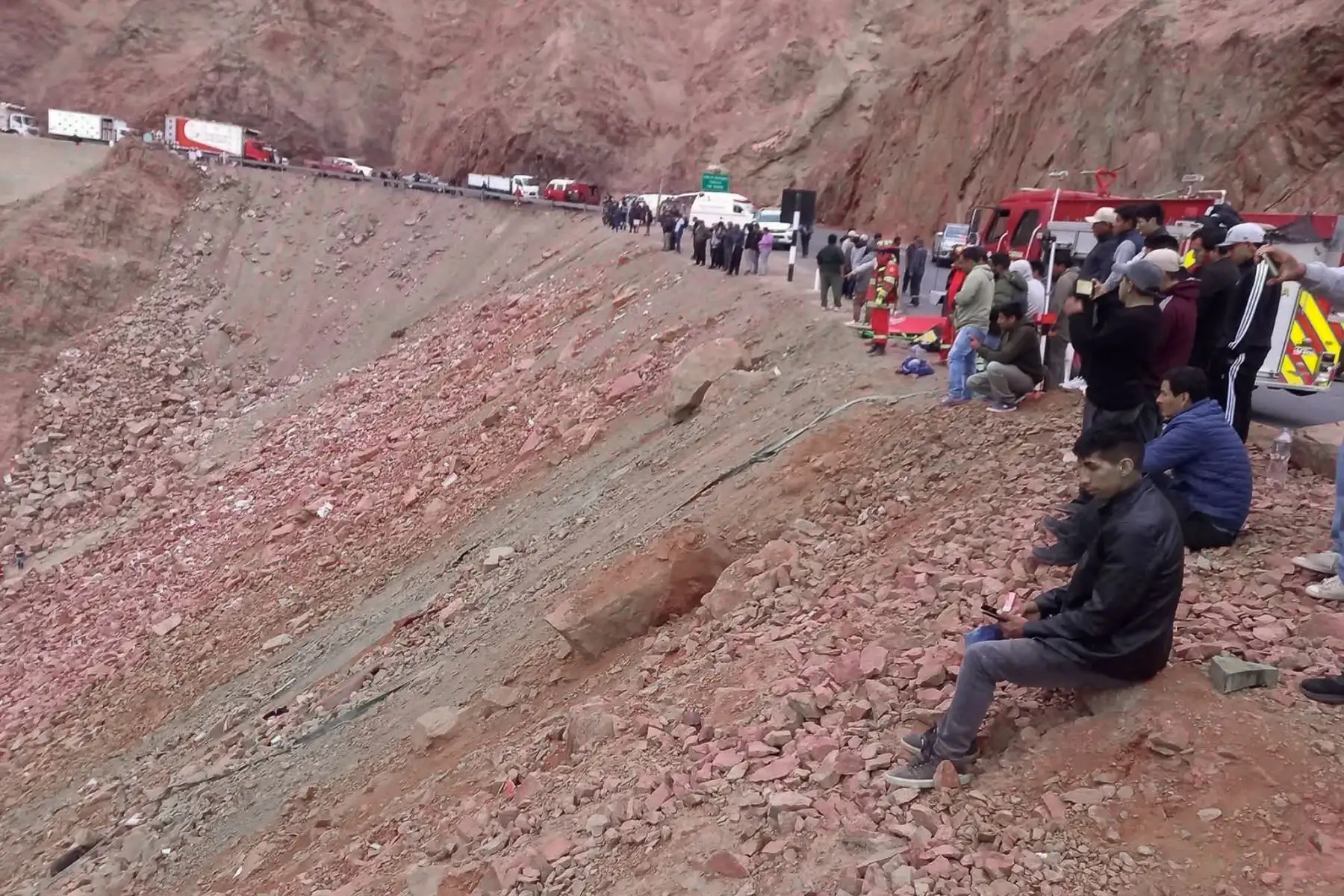 Un bus interprovincial con más de 40 pasajeros protagonizó un grave accidente en la madrugada de hoy miércoles 12 de noviembre en la región Arequipa. El vehículo, que transportaba más de 40 pasajeros, cayó a un abismo de más de 200 metros a la altura del kilómetro 781 de la carretera Panamericana Sur, en el distrito de Ocoña, provincia de Camaná. Foto: Facebook
