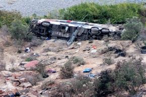 El Instituto de Medicina Legal de Arequipa ha identificado a los 37 pasajeros fallecidos del bus interprovincial que cayó a un barranco de 200 metros en Ocoña. Foto: ANDINA/Difusión