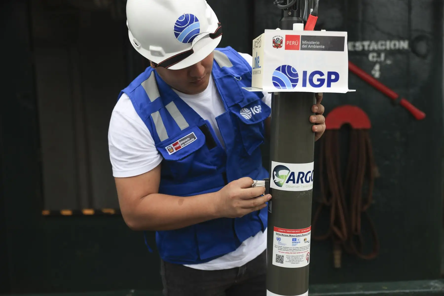 Desde el buque Humboldt, el Ministerio del Ambiente y el Instituto Geofísico del Perú lanzaron dos flotadores ARGO donados por el IRD de Francia, que marcarán un avance en la investigación marina. Estos equipos, capaces de descender hasta 2 000 metros y enviar datos en tiempo real, permitirán mejorar los modelos oceánicos y climáticos del país, fortaleciendo los pronósticos del mar peruano con varios meses de anticipación. Foto: ANDINA/Jhonel Rodríguez Robles