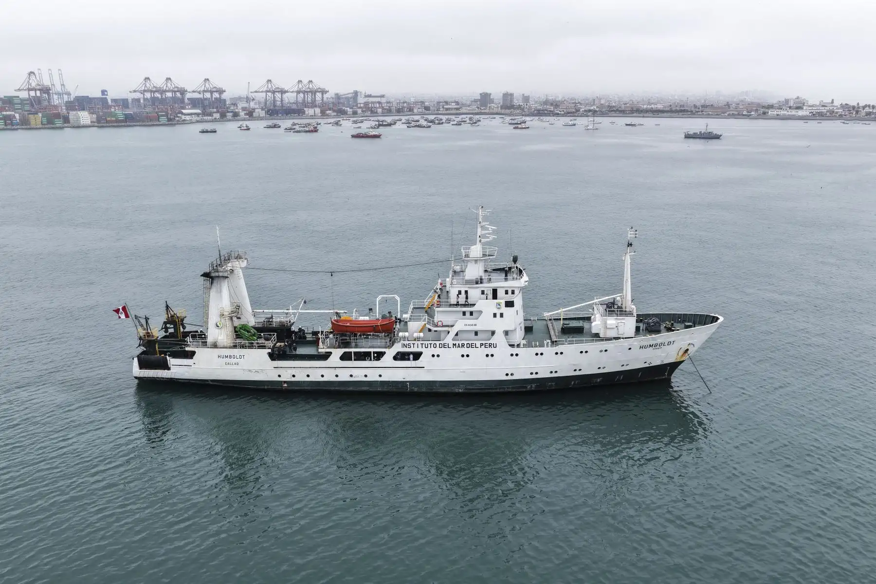 Desde el buque Humboldt, el Ministerio del Ambiente y el Instituto Geofísico del Perú lanzaron dos flotadores ARGO donados por el IRD de Francia, que marcarán un avance en la investigación marina. Estos equipos, capaces de descender hasta 2 000 metros y enviar datos en tiempo real, permitirán mejorar los modelos oceánicos y climáticos del país, fortaleciendo los pronósticos del mar peruano con varios meses de anticipación. Foto: ANDINA/Jhonel Rodríguez Robles