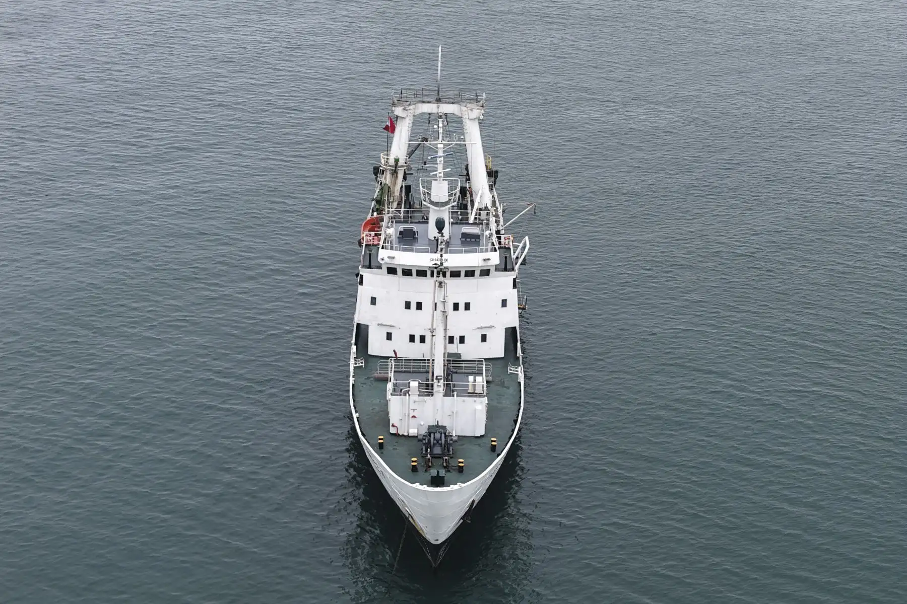 Desde el buque Humboldt, el Ministerio del Ambiente y el Instituto Geofísico del Perú lanzaron dos flotadores ARGO donados por el IRD de Francia, que marcarán un avance en la investigación marina. Estos equipos, capaces de descender hasta 2 000 metros y enviar datos en tiempo real, permitirán mejorar los modelos oceánicos y climáticos del país, fortaleciendo los pronósticos del mar peruano con varios meses de anticipación. Foto: ANDINA/Jhonel Rodríguez Robles