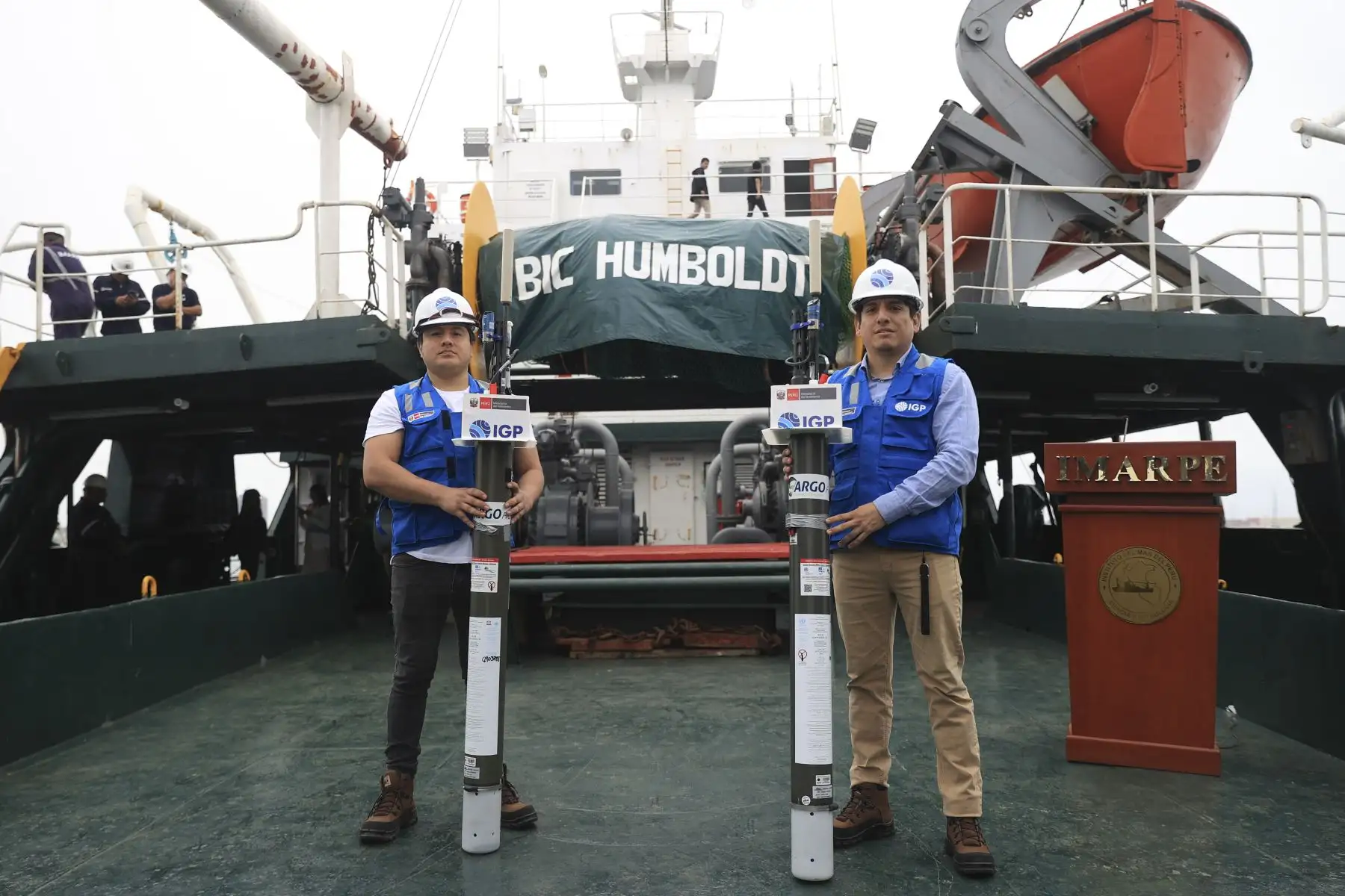 Desde el buque Humboldt, el Ministerio del Ambiente y el Instituto Geofísico del Perú lanzaron dos flotadores ARGO donados por el IRD de Francia, que marcarán un avance en la investigación marina. Estos equipos, capaces de descender hasta 2 000 metros y enviar datos en tiempo real, permitirán mejorar los modelos oceánicos y climáticos del país, fortaleciendo los pronósticos del mar peruano con varios meses de anticipación. Foto: ANDINA/Jhonel Rodríguez Robles
