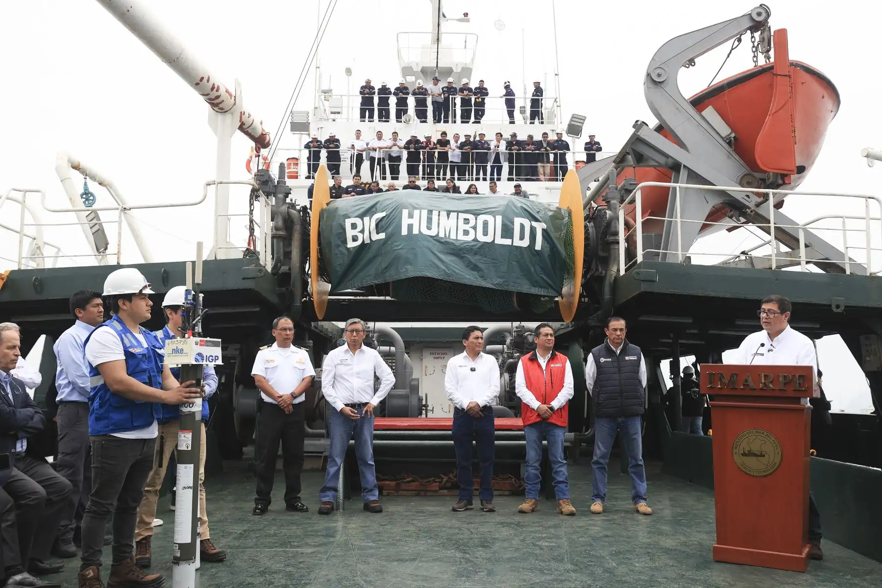 Desde el buque Humboldt, el Ministerio del Ambiente y el Instituto Geofísico del Perú lanzaron dos flotadores ARGO donados por el IRD de Francia, que marcarán un avance en la investigación marina. Estos equipos, capaces de descender hasta 2 000 metros y enviar datos en tiempo real, permitirán mejorar los modelos oceánicos y climáticos del país, fortaleciendo los pronósticos del mar peruano con varios meses de anticipación. Foto: ANDINA/Jhonel Rodríguez Robles