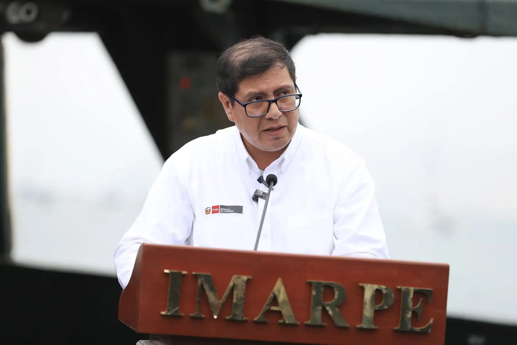 Miguel Ángel Espichán, ministro del Ambiente. Desde el buque Humboldt, el Ministerio del Ambiente y el Instituto Geofísico del Perú lanzaron dos flotadores ARGO donados por el IRD de Francia, que marcarán un avance en la investigación marina. Estos equipos, capaces de descender hasta 2 000 metros y enviar datos en tiempo real, permitirán mejorar los modelos oceánicos y climáticos del país, fortaleciendo los pronósticos del mar peruano con varios meses de anticipación. Foto: ANDINA/Jhonel Rodríguez Robles