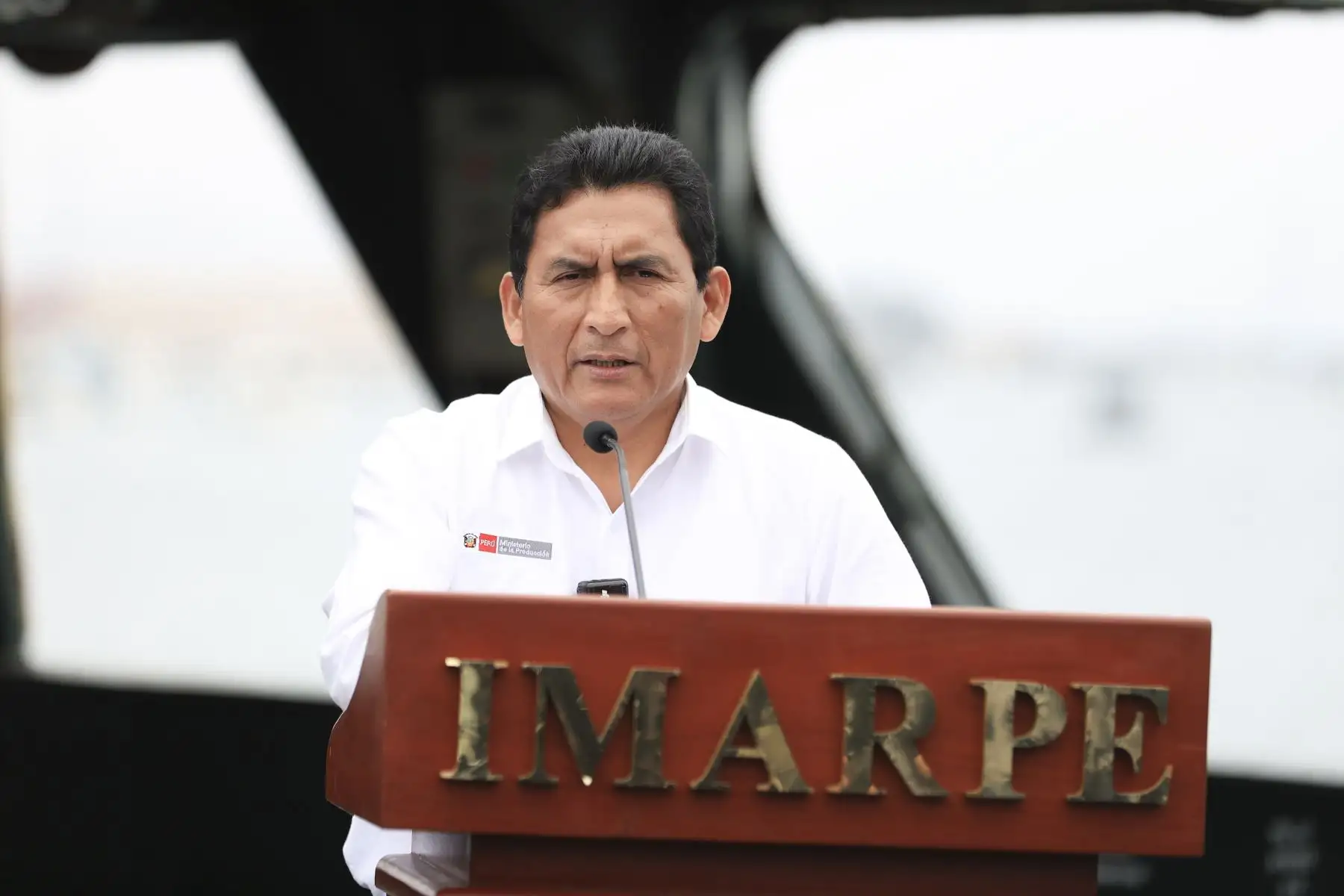 César Quispe, ministro de la Producción. Desde el buque Humboldt, el Ministerio del Ambiente y el Instituto Geofísico del Perú lanzaron dos flotadores ARGO donados por el IRD de Francia, que marcarán un avance en la investigación marina. Estos equipos, capaces de descender hasta 2 000 metros y enviar datos en tiempo real, permitirán mejorar los modelos oceánicos y climáticos del país, fortaleciendo los pronósticos del mar peruano con varios meses de anticipación. Foto: ANDINA/Jhonel Rodríguez Robles
