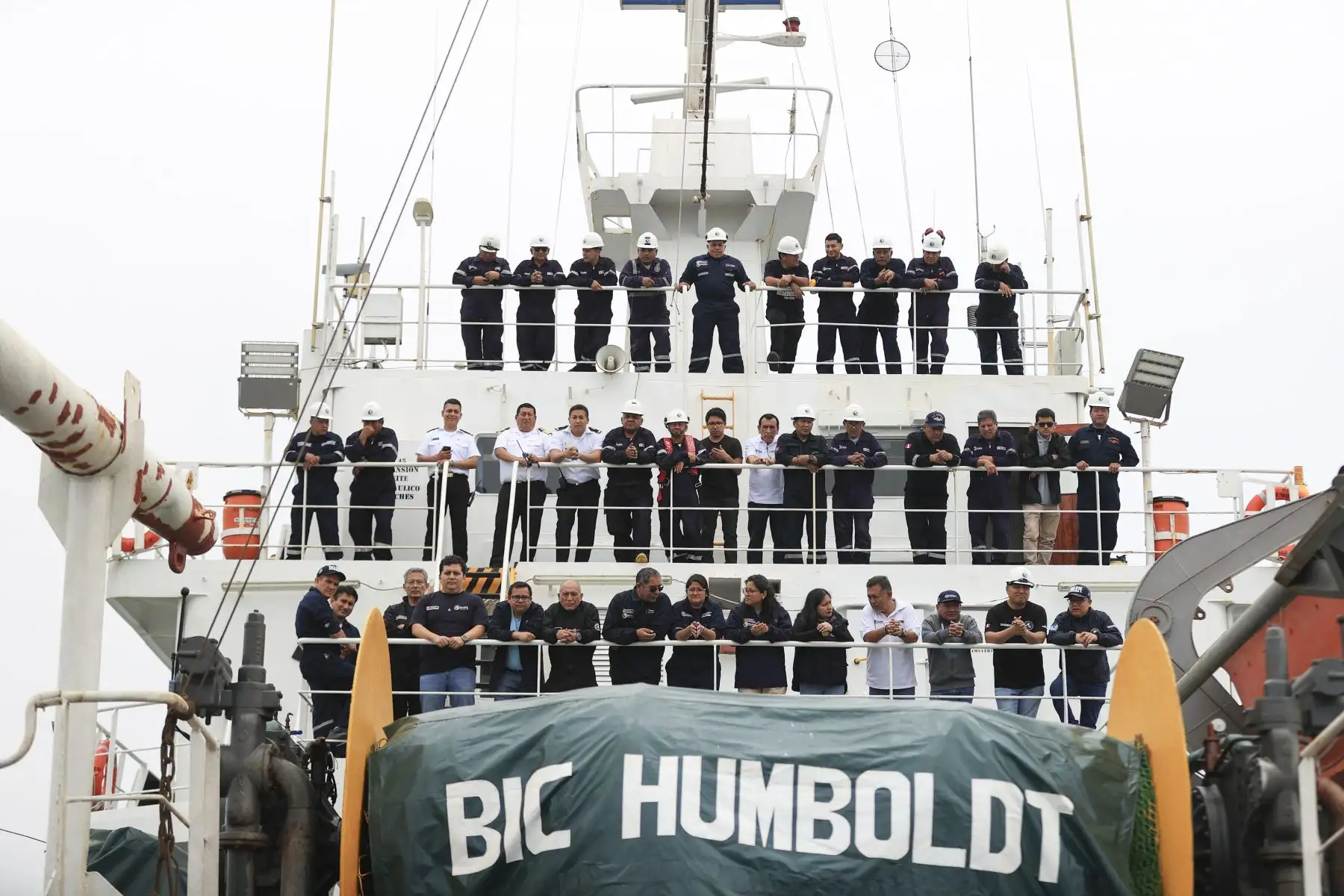 Desde el buque Humboldt, el Ministerio del Ambiente y el Instituto Geofísico del Perú lanzaron dos flotadores ARGO donados por el IRD de Francia, que marcarán un avance en la investigación marina. Estos equipos, capaces de descender hasta 2 000 metros y enviar datos en tiempo real, permitirán mejorar los modelos oceánicos y climáticos del país, fortaleciendo los pronósticos del mar peruano con varios meses de anticipación. Foto: ANDINA/Jhonel Rodríguez Robles