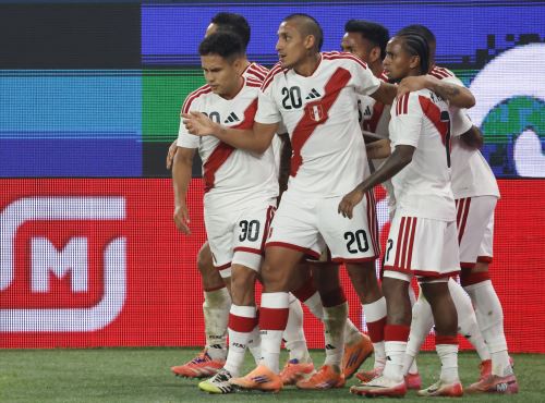 Alex Valera, de Perú, celebra con sus compañeros tras marcar el gol del empate 1-1 durante un partido amistoso internacional de fútbol entre Rusia y Perú en San Petersburgo. Foto: EFE