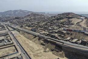La avenida Néstor Gambetta, en Ventanilla, fue inicialmente cerrada de forma parcial tras la aparición de un forado en uno de sus carriles; sin embargo, el hundimiento del terreno agravó la situación y provocó el colapso total de la vía, obligando a su cierre completo. Foto: ANDINA/Jhonel Rodríguez Robles