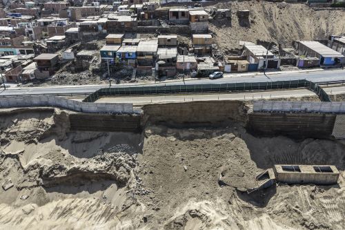 La avenida Néstor Gambetta, en Ventanilla, fue inicialmente cerrada de forma parcial tras la aparición de un forado en uno de sus carriles; sin embargo, el hundimiento del terreno agravó la situación y provocó el colapso total de la vía, obligando a su cierre completo. Foto: ANDINA/Jhonel Rodríguez Robles