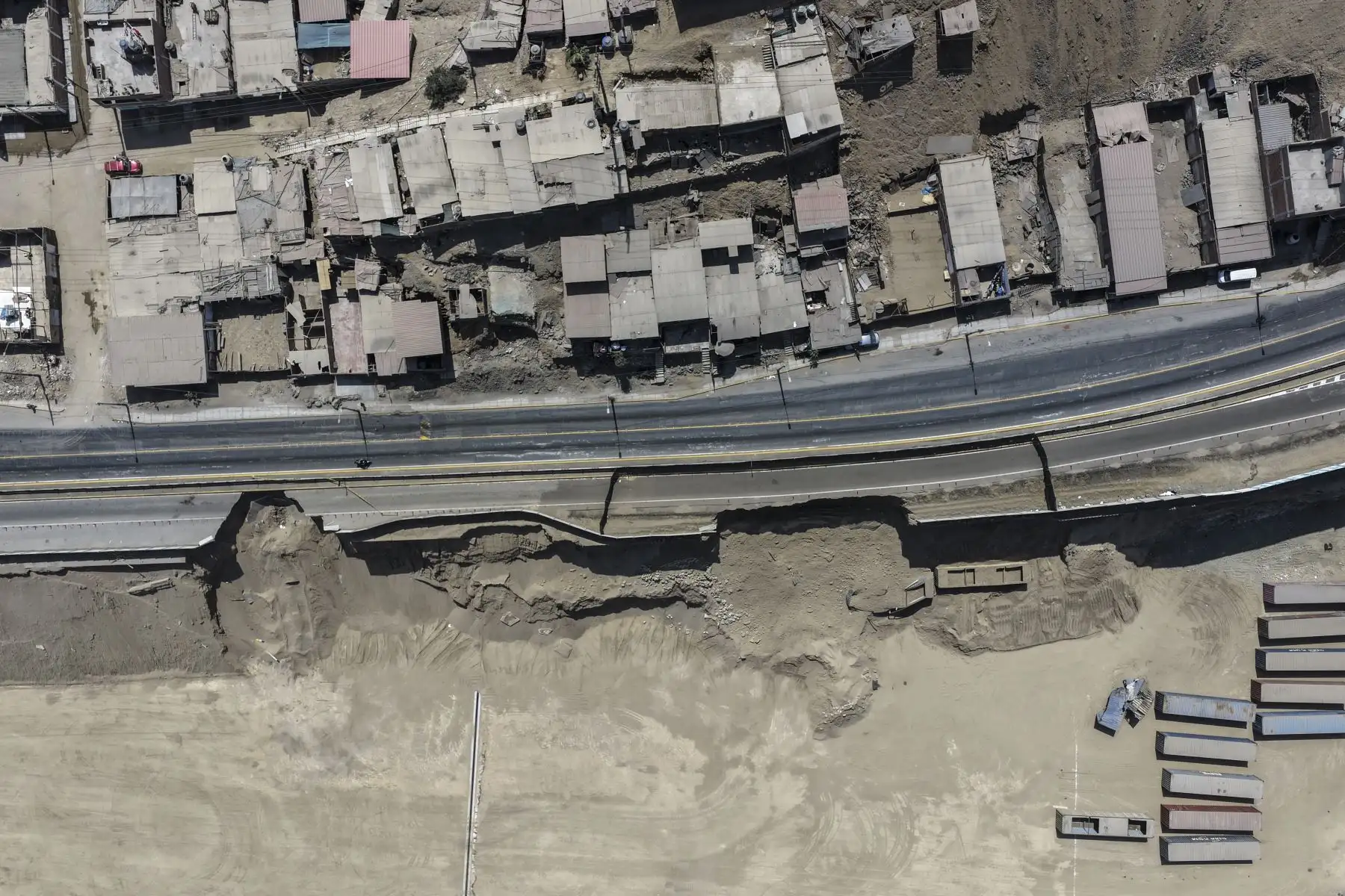 La avenida Néstor Gambetta, en Ventanilla, fue inicialmente cerrada de forma parcial tras la aparición de un forado en uno de sus carriles; sin embargo, el hundimiento del terreno agravó la situación y provocó el colapso total de la vía, obligando a su cierre completo. Foto: ANDINA/Jhonel Rodríguez Robles