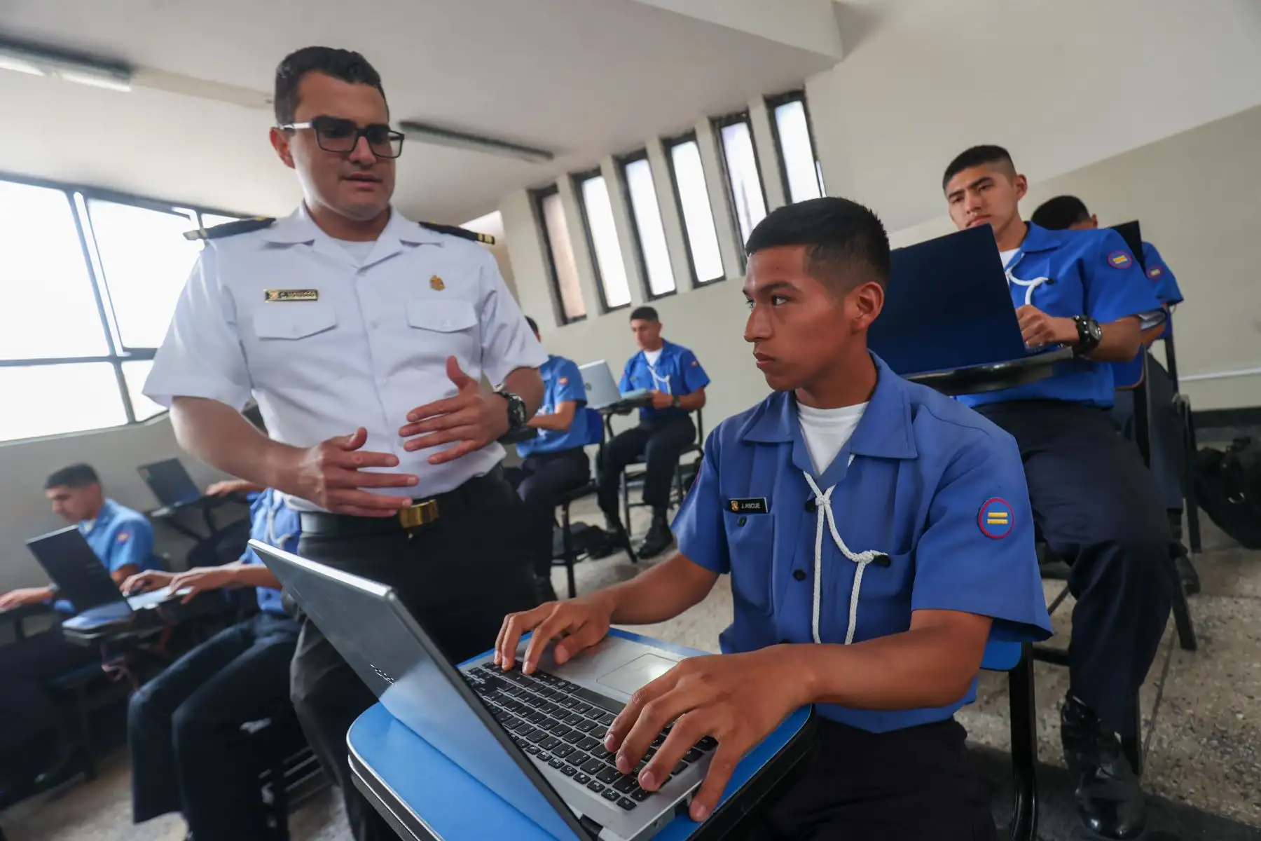 Una oportunidad para integrarte a una institución que ofrece estabilidad y formación continua. Podrás laborar en un espacio con tecnología de punta y ambientes que fortalecerán tu carrera y tu vocación de servicio al país.

Foto: ANDINA / Juan Carlos Guzmán Negrini