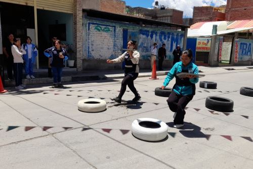 La carrera de mozos, que congregó a varones y damas, fue la actividad más vistosa que concitó la atención de numerosos ciudadanos en el jr. Pedro Gálvez, que se ha convertido en los últimos años en un espacio dedicado a la gastronomía. Foto: Cortesía Pedro Tinoco