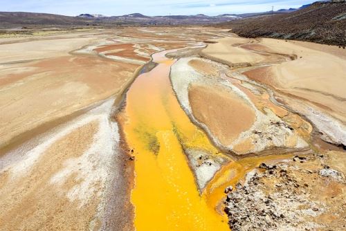 Las aguas con coloración amarillenta afectan al poblado de Titire, para luego confluir en el río Coralaque, afectando al distrito de Chojata, y, finalmente, desembocar en el río Tambo, lo que impacta a los agricultores de la provincia de Islay en la región Arequipa.