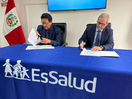 El contrato fue suscrito por el gerente general de EsSalud, Dr. Martín Colca Ccahuana, y el director técnico de MAPFRE Perú, Bernardo Klinge León. Foto: ANDINA/Difusión