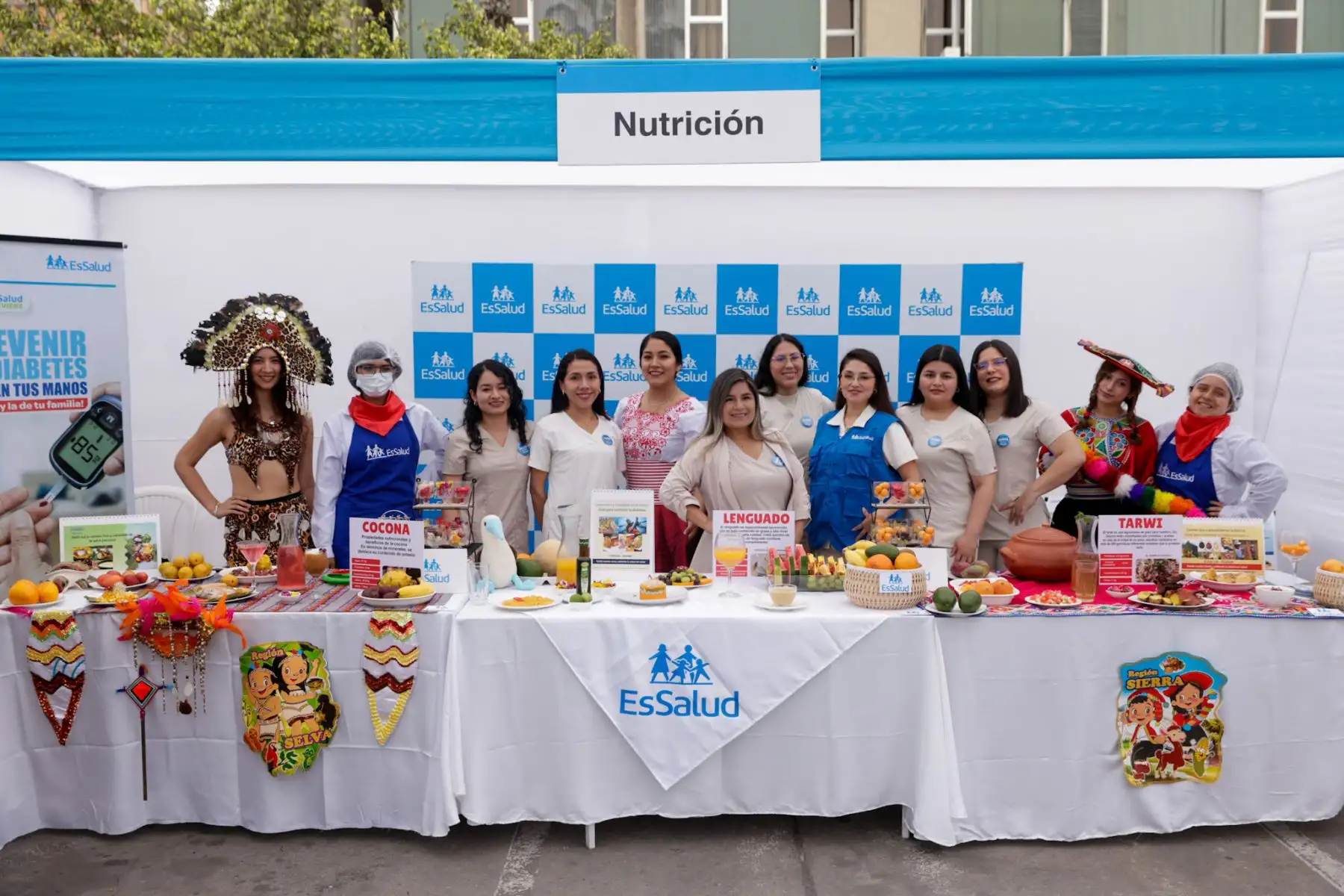 Por el Día Mundial de la Diabetes, EsSalud brinda una campaña integral en el distrito de Jesús María, donde la población accede a despistajes de glucosa, control de presión, evaluación nutricional, vacunación y consultas en diversas especialidades. El personal ofrece consejería preventiva y actividades educativas para promover hábitos saludables y detectar a tiempo esta enfermedad. Para esta jornada, EsSalud espera alcanzar alrededor de 3,000 atenciones gratuitas. Foto: ANDINA/Luis Iparraguirre