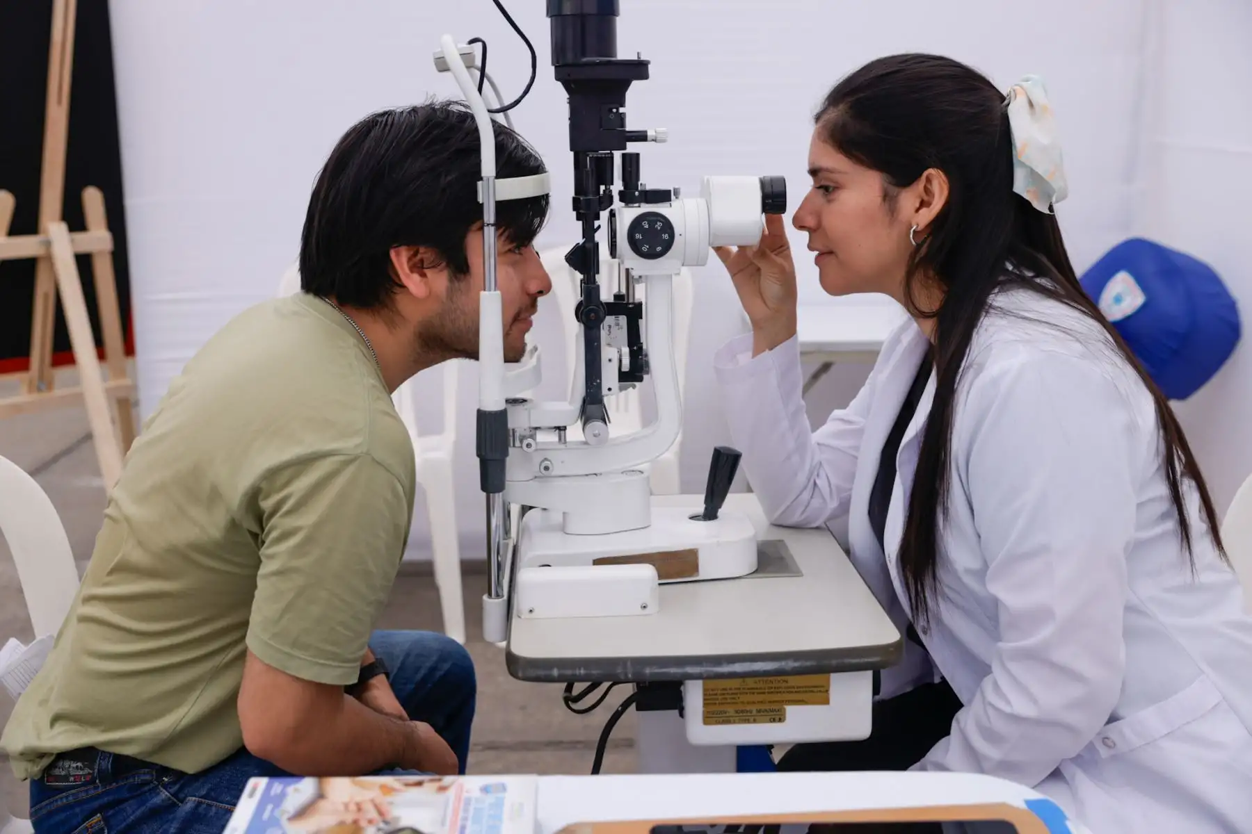 Por el Día Mundial de la Diabetes, EsSalud brinda una campaña integral en el distrito de Jesús María, donde la población accede a despistajes de glucosa, control de presión, evaluación nutricional, vacunación y consultas en diversas especialidades. El personal ofrece consejería preventiva y actividades educativas para promover hábitos saludables y detectar a tiempo esta enfermedad. Para esta jornada, EsSalud espera alcanzar alrededor de 3,000 atenciones gratuitas. Foto: ANDINA/Luis Iparraguirre