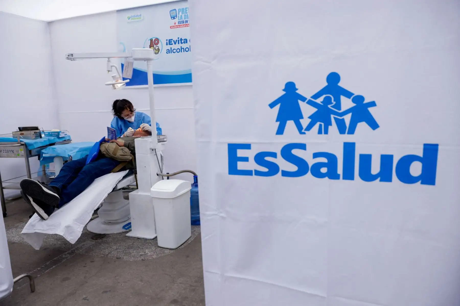 Por el Día Mundial de la Diabetes, EsSalud brinda una campaña integral en el distrito de Jesús María, donde la población accede a despistajes de glucosa, control de presión, evaluación nutricional, vacunación y consultas en diversas especialidades. El personal ofrece consejería preventiva y actividades educativas para promover hábitos saludables y detectar a tiempo esta enfermedad. Para esta jornada, EsSalud espera alcanzar alrededor de 3,000 atenciones gratuitas. Foto: ANDINA/Luis Iparraguirre