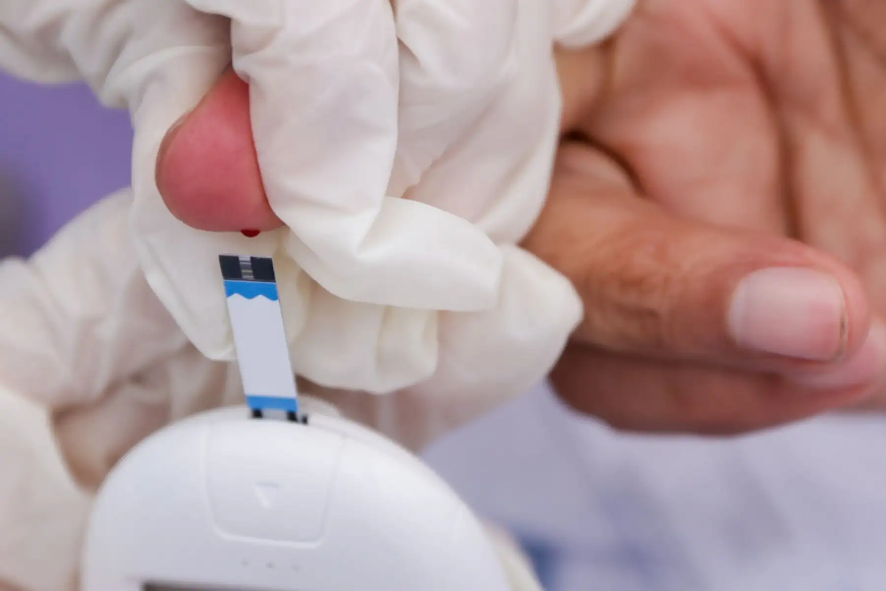 Por el Día Mundial de la Diabetes, EsSalud brinda una campaña integral en el distrito de Jesús María, donde la población accede a despistajes de glucosa, control de presión, evaluación nutricional, vacunación y consultas en diversas especialidades. El personal ofrece consejería preventiva y actividades educativas para promover hábitos saludables y detectar a tiempo esta enfermedad. Para esta jornada, EsSalud espera alcanzar alrededor de 3,000 atenciones gratuitas. Foto: ANDINA/Luis Iparraguirre