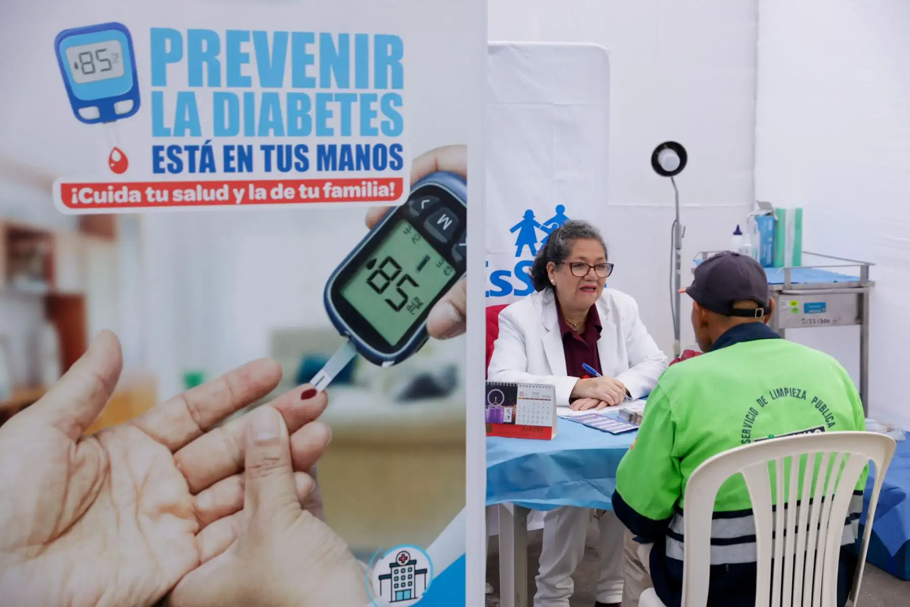 Por el Día Mundial de la Diabetes, EsSalud brinda una campaña integral en el distrito de Jesús María, donde la población accede a despistajes de glucosa, control de presión, evaluación nutricional, vacunación y consultas en diversas especialidades. El personal ofrece consejería preventiva y actividades educativas para promover hábitos saludables y detectar a tiempo esta enfermedad. Para esta jornada, EsSalud espera alcanzar alrededor de 3,000 atenciones gratuitas. Foto: ANDINA/Luis Iparraguirre