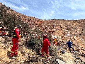 El accidente que protagonizó el bus de la empresa Llamosas se registró la madrugada del miércoles en la bajada del puente de Ocoña, a la altura del kilometro 780 de la carretera Panamericana Sur. Foto: ANDINA/Difusión