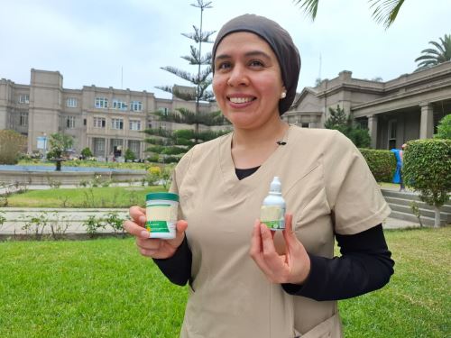 Nutricionista Roxana Ticona Bobbio, del Hospital Nacional Arzobispo Loayza, enseña a reconocer si la estevia que estás consumiendo es saludable. Foto: ANDINA