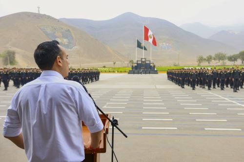 Presidente Jerí supervisó formación de oficiales y suboficiales de escuela policial en Puente Piedra