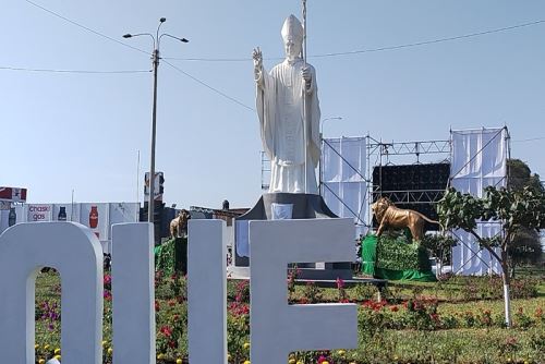 Estatua fue fabricada íntegramente en fibra de vidrio y resina, materiales resistentes al clima árido del norte peruano,