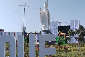 Estatua fue fabricada íntegramente en fibra de vidrio y resina, materiales resistentes al clima árido del norte peruano, 