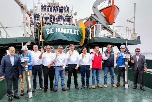 Representantes privados del sector pesca y autoridades a bordo del BIC Humboldt. Foto: Cortesía.