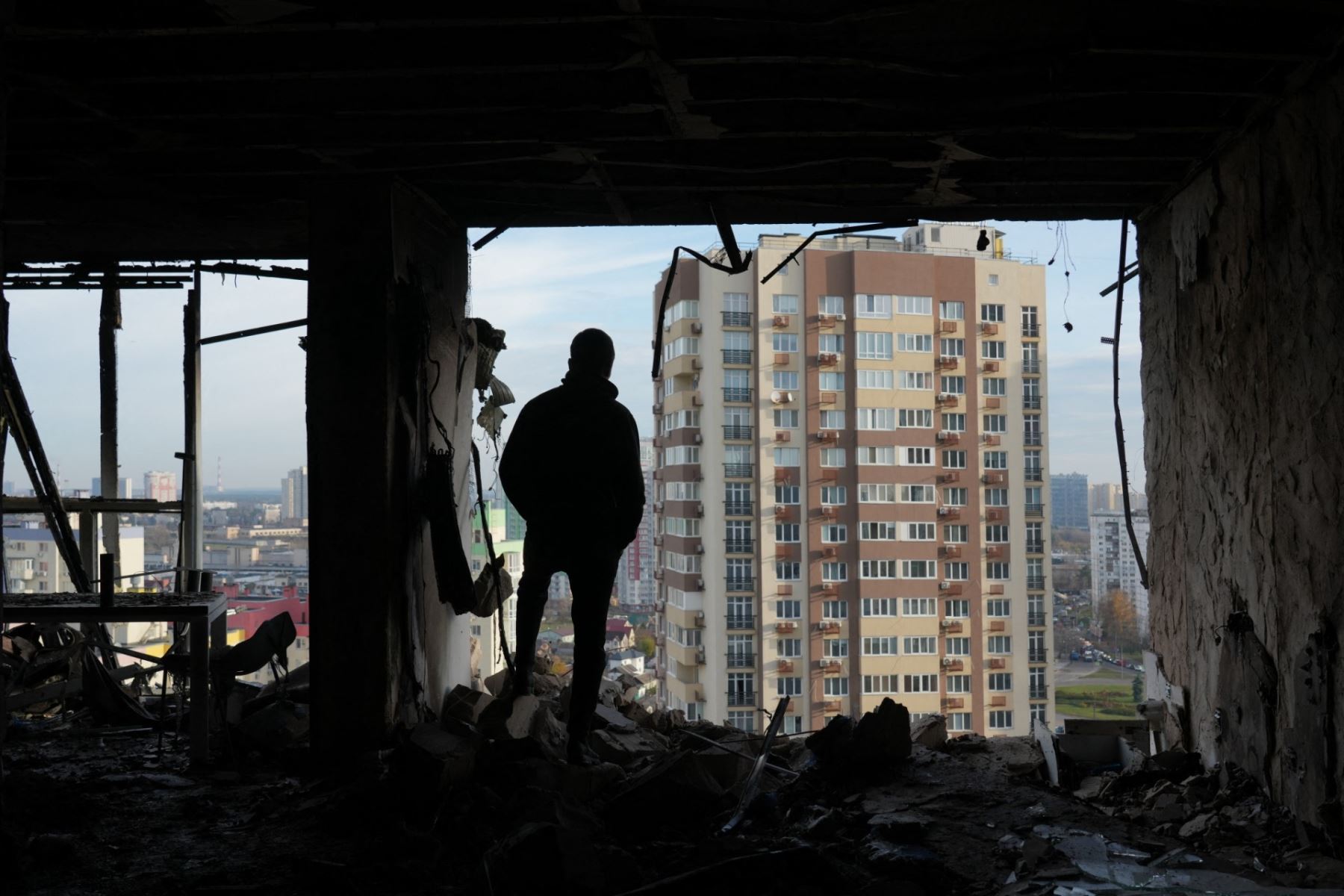 Una persona se encuentra en un apartamento destruido de un edificio residencial dañado tras un ataque aéreo en Kiev, el 14 de noviembre de 2025, en el contexto de la invasión rusa de Ucrania. Foto: AFP/Archivo