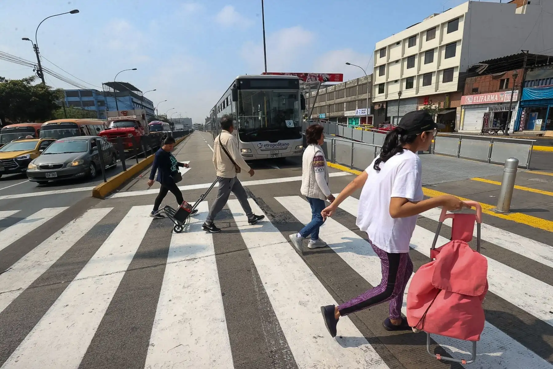 Así se desarrolla el paro de transportistas en las inmediaciones de la Plaza Dos de Mayo y la avenida Alfonso Ugarte en el Cercado de Lima. 

Foto: ANDINA/Juan Carlos Guzmán Negrini