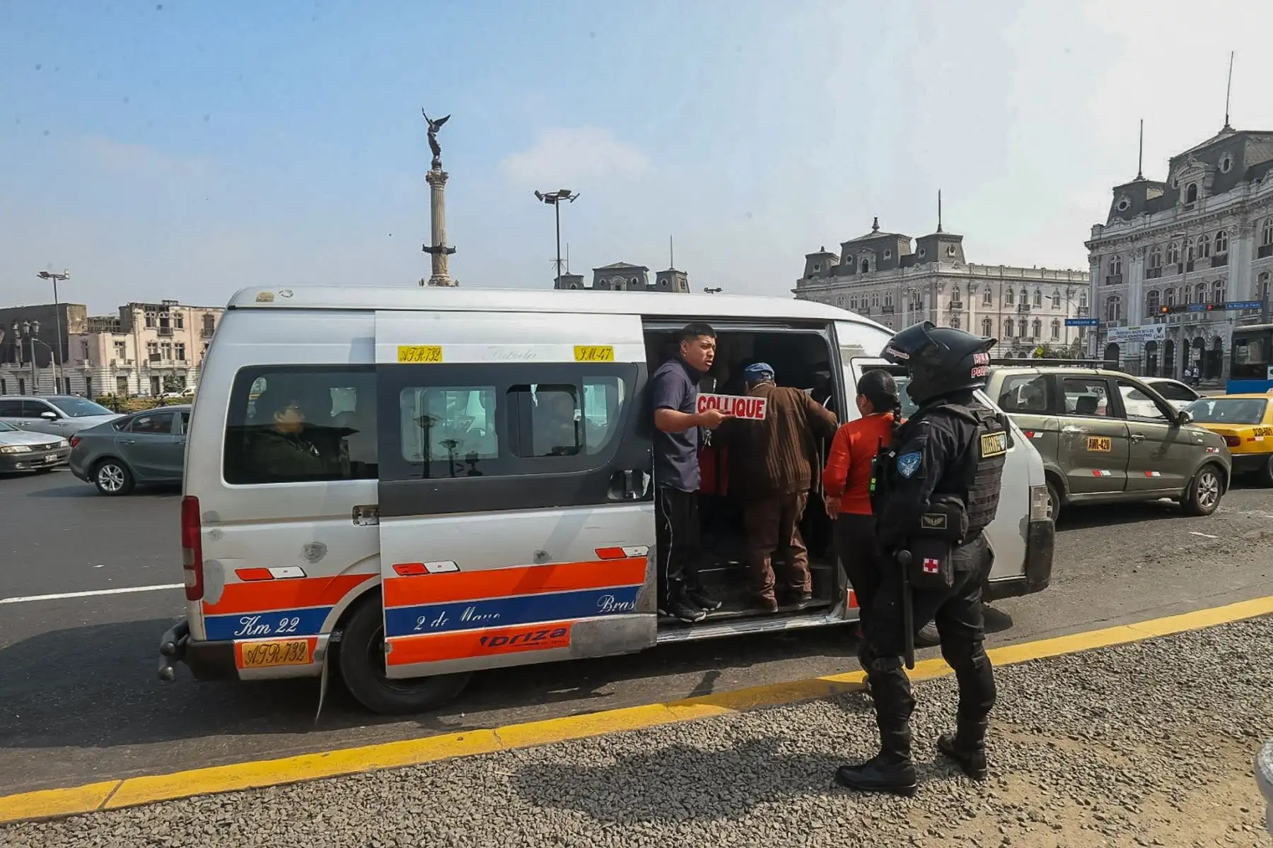 Así se desarrolla el paro de transportistas en las inmediaciones de la Plaza Dos de Mayo y la avenida Alfonso Ugarte en el Cercado de Lima. 

Foto: ANDINA/Juan Carlos Guzmán Negrini