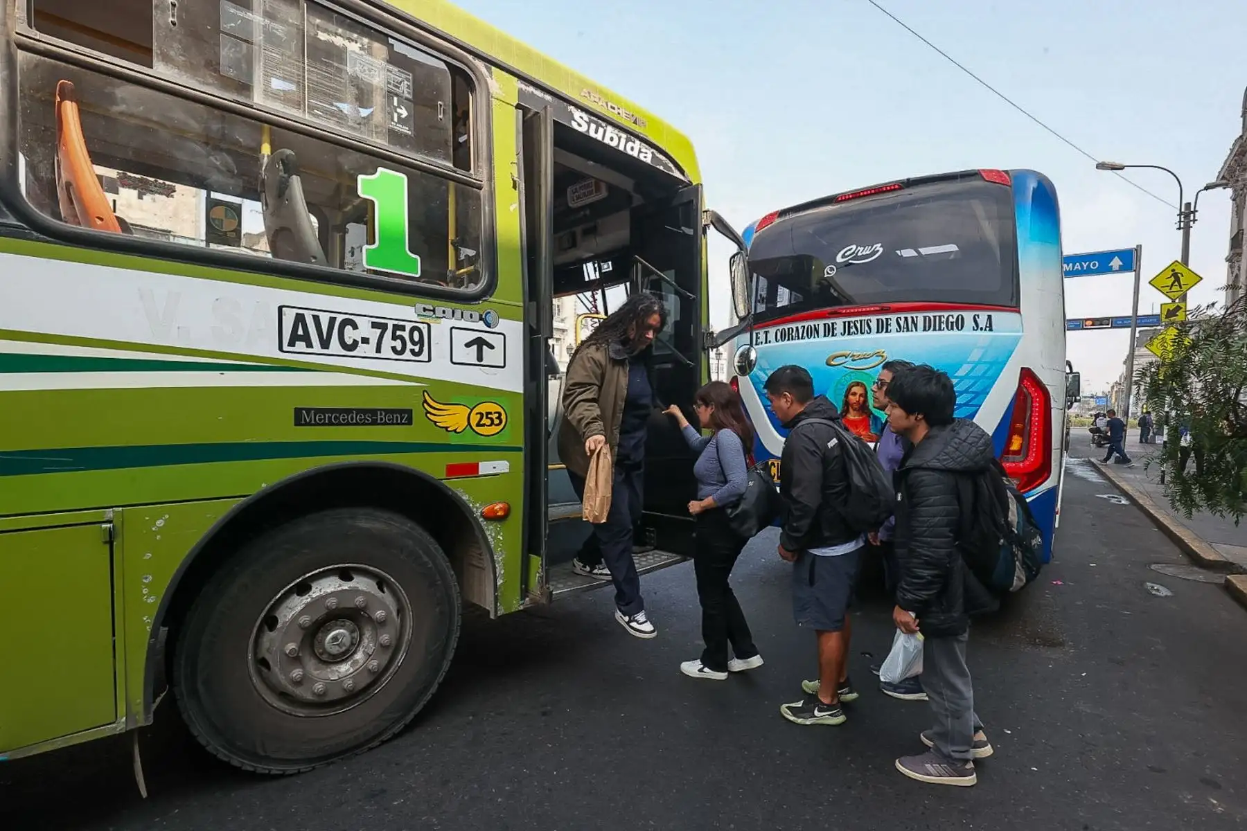 Así se desarrolla el paro de transportistas en las inmediaciones de la Plaza Dos de Mayo y la avenida Alfonso Ugarte en el Cercado de Lima. 

Foto: ANDINA/Juan Carlos Guzmán Negrini