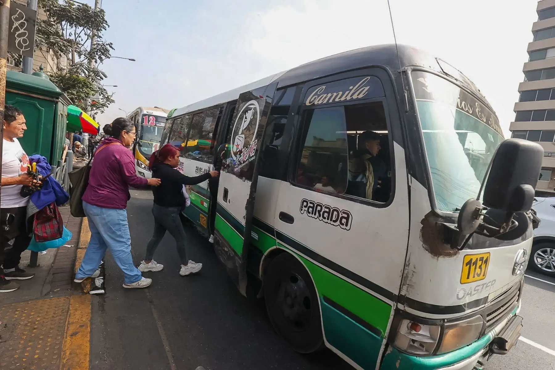 Así se desarrolla el paro de transportistas en las inmediaciones de la Plaza Dos de Mayo y la avenida Alfonso Ugarte en el Cercado de Lima. 

Foto: ANDINA/Juan Carlos Guzmán Negrini