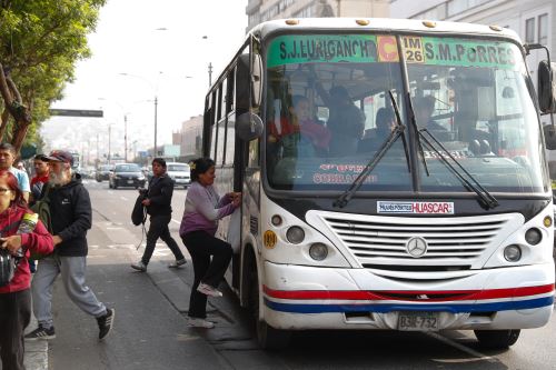 Transporte público urbano luce con normalidad tras el anuncio de paro de transportistas. Foto: ANDINA/Daniel Bracamonte