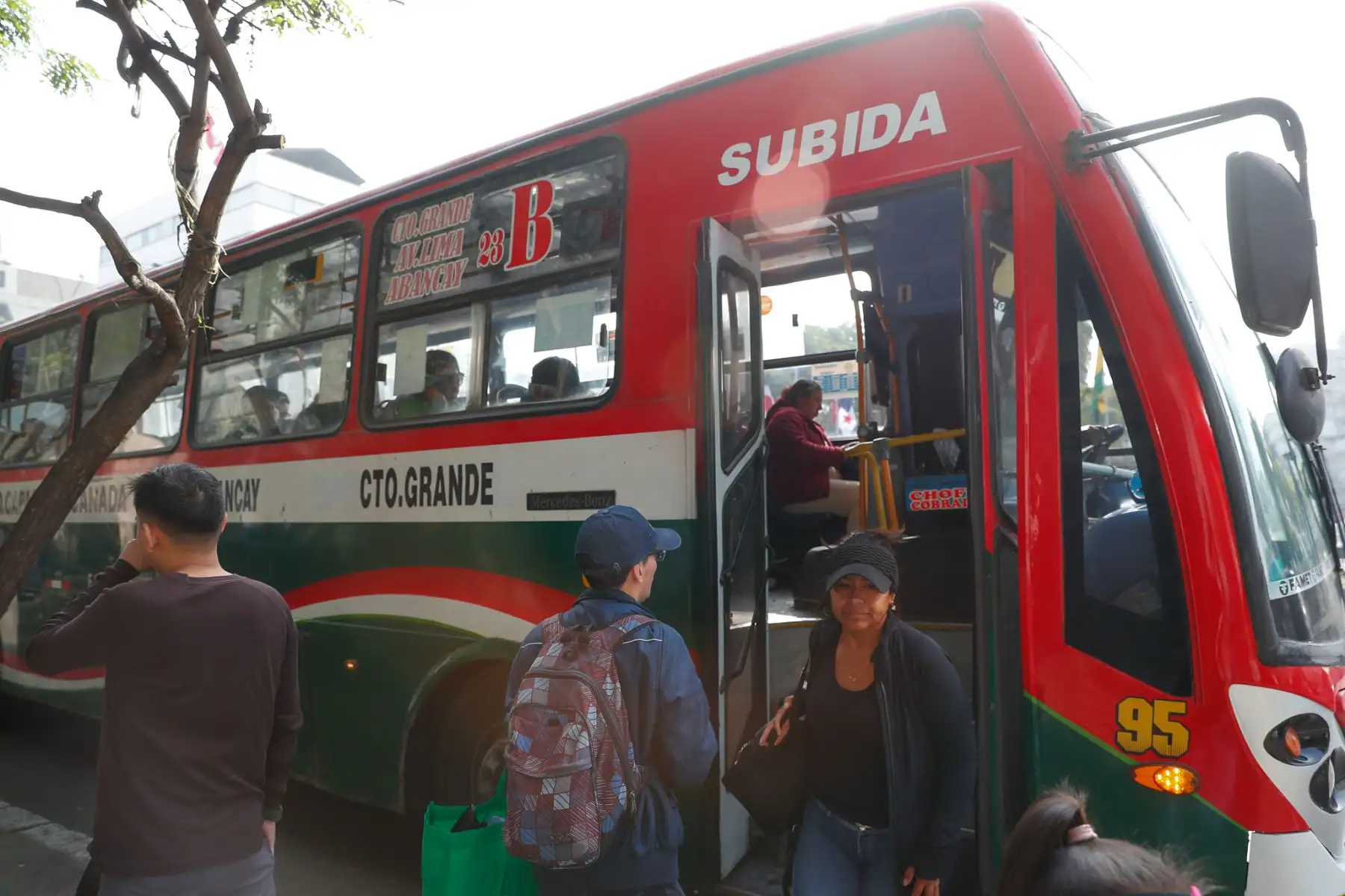 Así se desarrolla el paro del transporte público en las intersecciones de la Av. Abancay con la Vía de Evitamiento en el Cercado de Lima y el Rímac, convocado por un grupo de transportistas para hoy viernes 14 de noviembre de 2025. Foto: ANDINA/Daniel Bracamonte