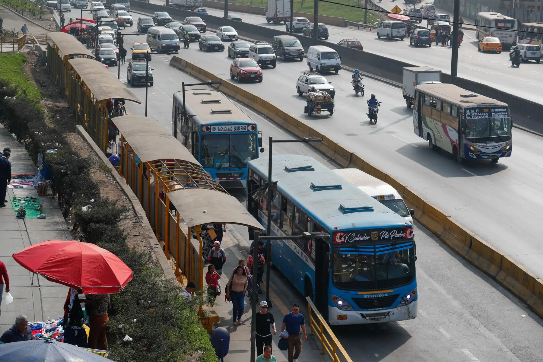 Así se desarrolla el paro del transporte público en las intersecciones de la Av. Abancay con la Vía de Evitamiento en el Cercado de Lima y el Rímac, convocado por un grupo de transportistas para hoy viernes 14 de noviembre de 2025. Foto: ANDINA/Daniel Bracamonte