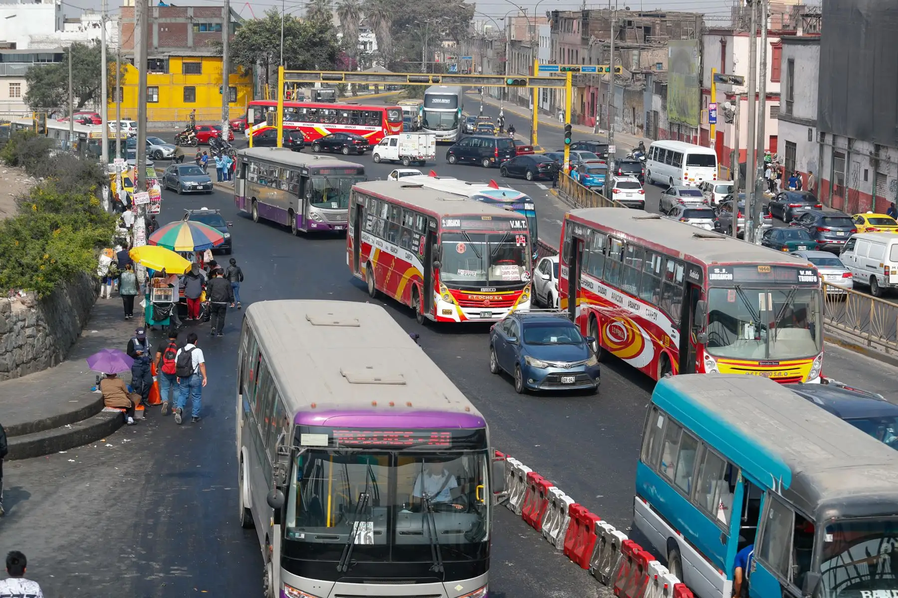 Así se desarrolla el paro del transporte público en las intersecciones de la Av. Abancay con la Vía de Evitamiento en el Cercado de Lima y el Rímac, convocado por un grupo de transportistas para hoy viernes 14 de noviembre de 2025. Foto: ANDINA/Daniel Bracamonte