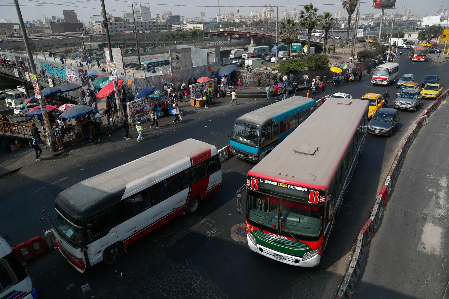 Así se desarrolla el paro del transporte público en las intersecciones de la Av. Abancay con la Vía de Evitamiento en el Cercado de Lima y el Rímac, convocado por un grupo de transportistas para hoy viernes 14 de noviembre de 2025. Foto: ANDINA/Daniel Bracamonte