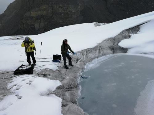 Especialistas de la Autoridad Nacional del Agua realizaron un monitoreo en los glaciares de las cordilleras Vilcanota y Carabaya, ubicadas en Cusco, y verificaron la existencia de residuos sólidos y cenizas de los incendios forestales registrados en la región. ANDINA/Difusión
