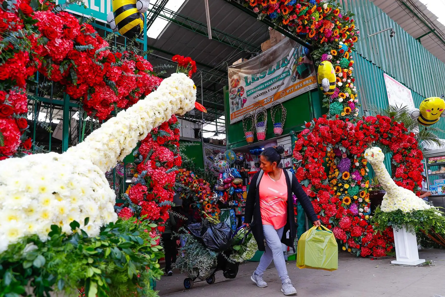 Venta masiva de flores y una gran variedad de arreglos, algunos de ellos muy originales, se observan en el mercado de flores ubicado en la Vía de Evitamiento, entre el Cercado de Lima y el Rímac, en el marco de las celebraciones por el Día Nacional de las Flores, este viernes 14 de noviembre de 2025. Foto: ANDINA/Daniel Bracamonte.