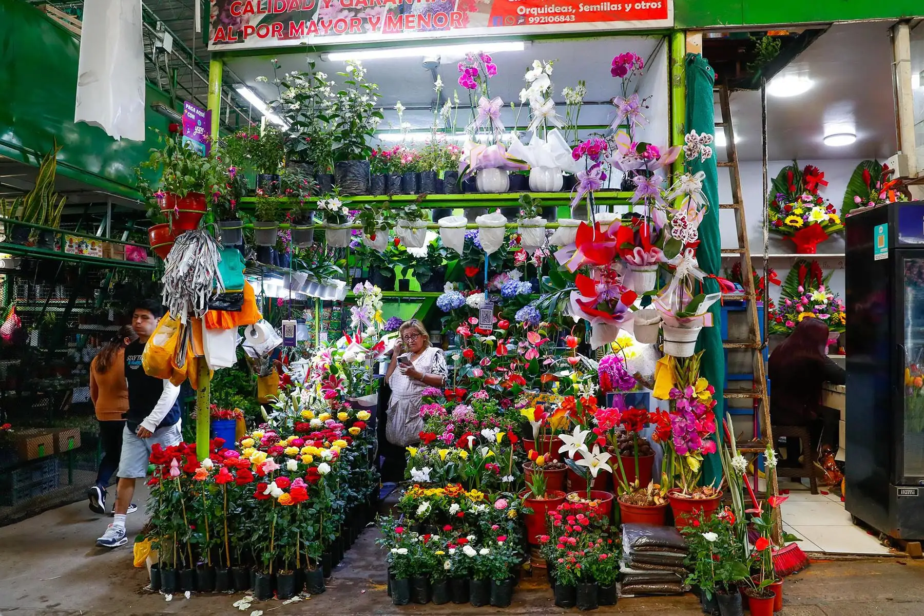 Venta masiva de flores y una gran variedad de arreglos, algunos de ellos muy originales, se observan en el mercado de flores ubicado en la Vía de Evitamiento, entre el Cercado de Lima y el Rímac, en el marco de las celebraciones por el Día Nacional de las Flores, este viernes 14 de noviembre de 2025. Foto: ANDINA/Daniel Bracamonte.