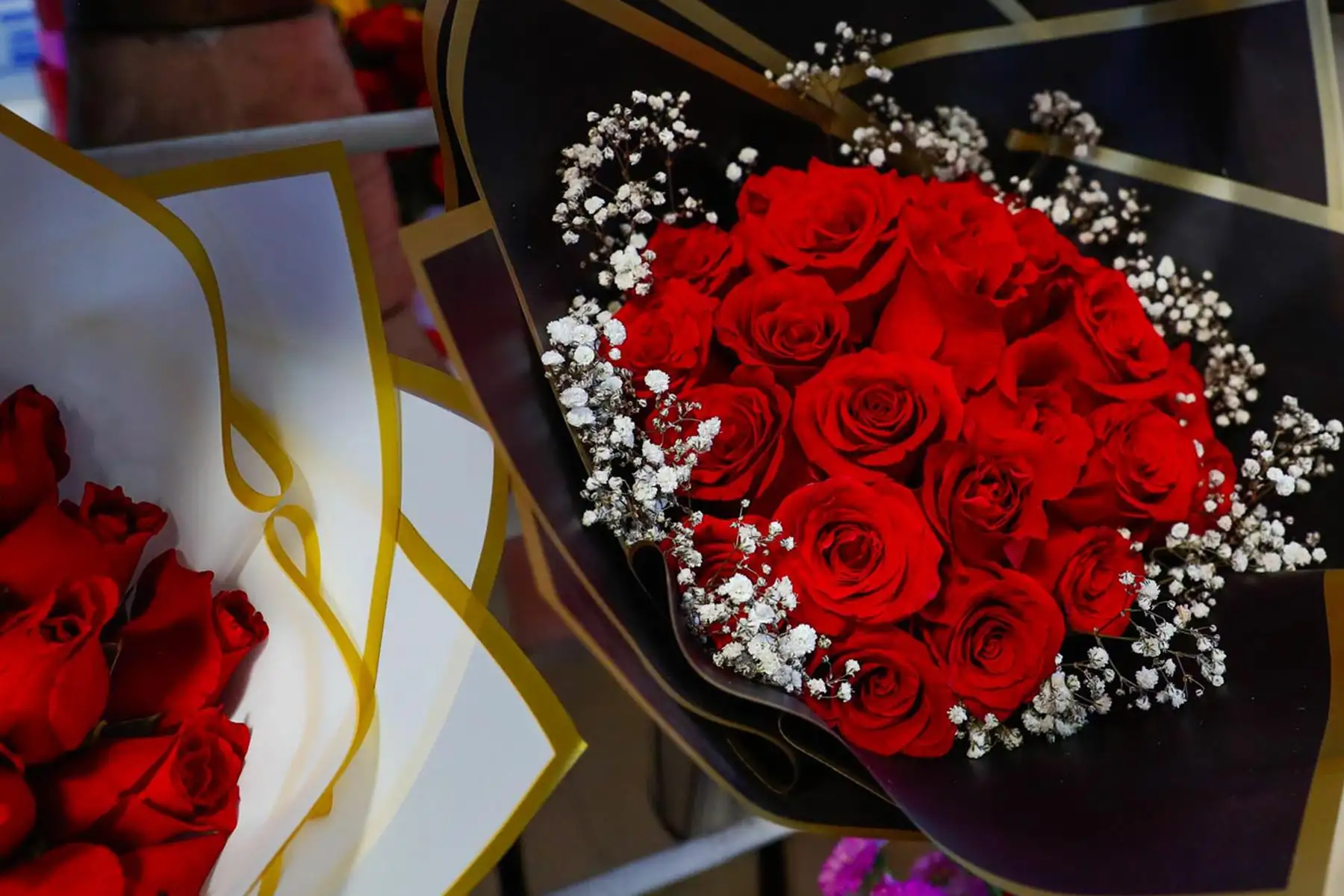 Venta masiva de flores y una gran variedad de arreglos, algunos de ellos muy originales, se observan en el mercado de flores ubicado en la Vía de Evitamiento, entre el Cercado de Lima y el Rímac, en el marco de las celebraciones por el Día Nacional de las Flores, este viernes 14 de noviembre de 2025. Foto: ANDINA/Daniel Bracamonte.