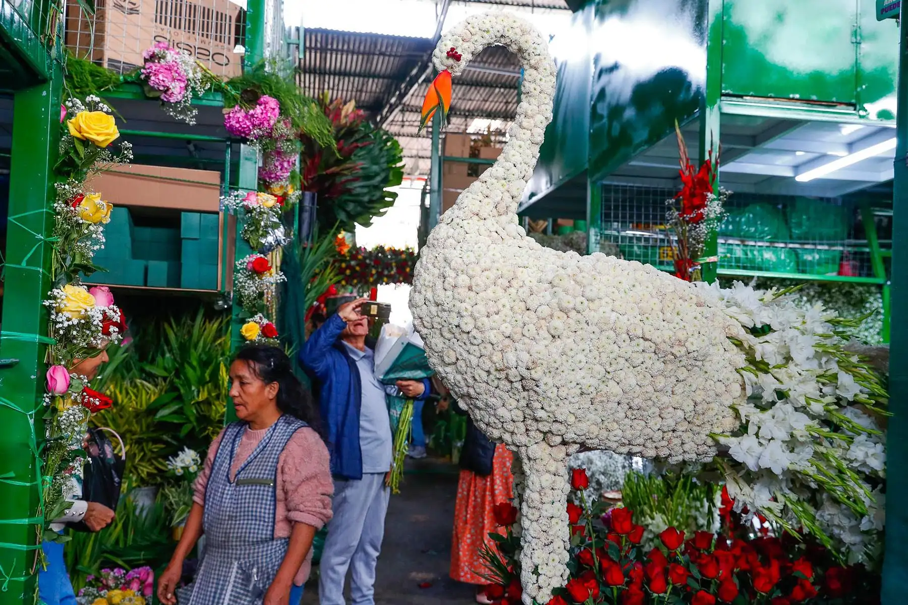 Venta masiva de flores y una gran variedad de arreglos, algunos de ellos muy originales, se observan en el mercado de flores ubicado en la Vía de Evitamiento, entre el Cercado de Lima y el Rímac, en el marco de las celebraciones por el Día Nacional de las Flores, este viernes 14 de noviembre de 2025. Foto: ANDINA/Daniel Bracamonte.