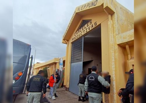 INPE traslada a 145 internos del penal de Juliaca para reducir el hacinamiento en dicho establecimiento penitenciario. Los reclusos fueron trasladados al penal de Puno. ANDINA/Difusión