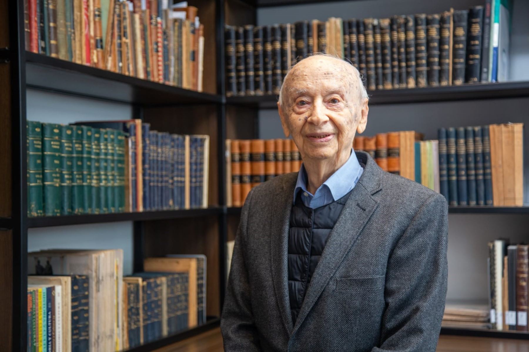 “La arqueología es mi vida, mi pasión y me ha hecho sentir como un detective del tiempo”, dice Federico Kauffmann Doig con los ojos brillantes de emoción, mientras muestra el anillado de lo que será su próximo libro.  Foto: Universidad de Piura.